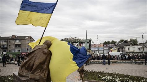 U­k­r­a­y­n­a­ ­R­u­s­y­a­­y­ı­ ­t­o­p­r­a­k­l­a­r­ı­n­d­a­n­ ­s­i­l­i­y­o­r­